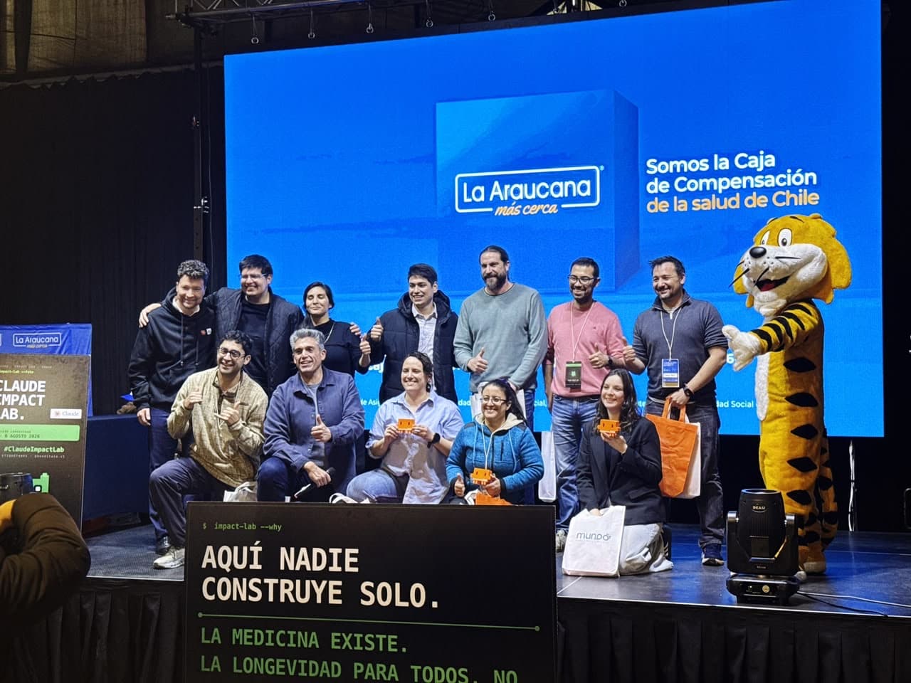 Foto grupal del Claude Impact Lab en el escenario