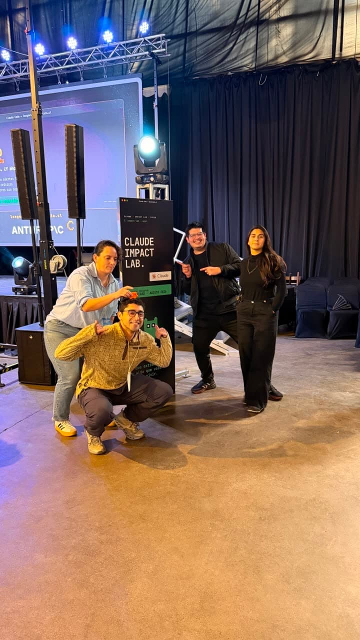 Momento del equipo blu en el Claude Impact Lab